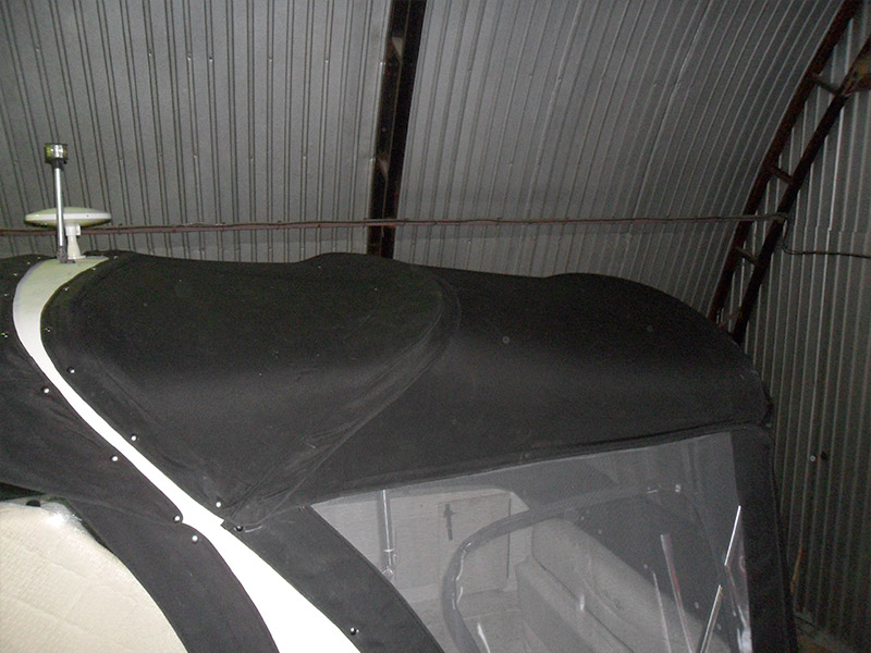 Пошив ходового тента черного цвета на катер Sea Ray 275