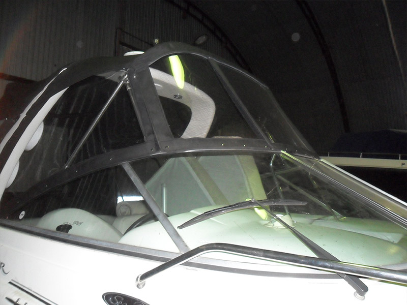 Пошив ходового тента черного цвета на катер Sea Ray 275