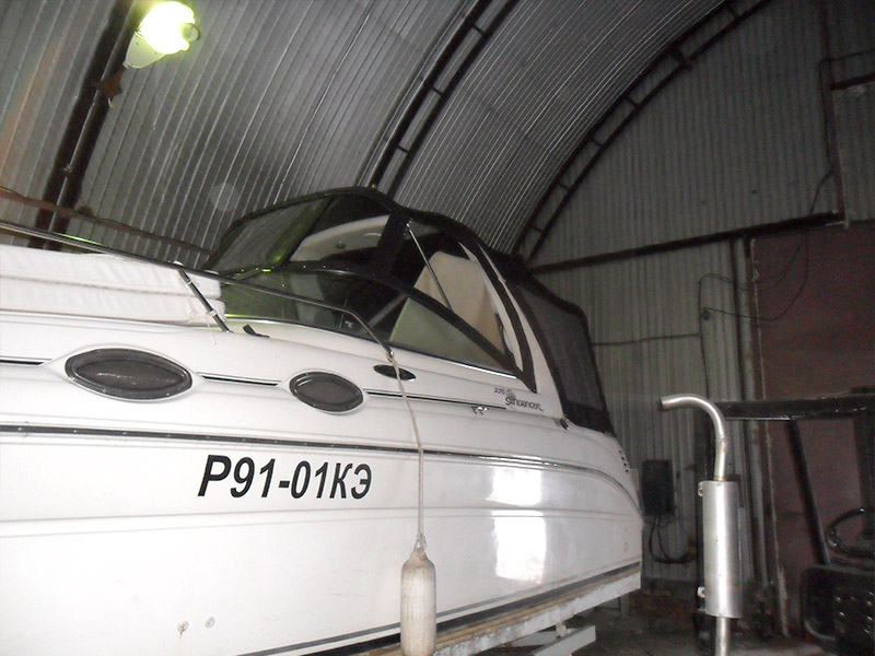 Пошив ходового тента черного цвета на катер Sea Ray 275