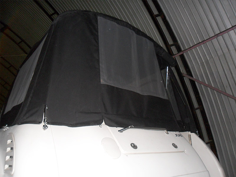 Пошив ходового тента черного цвета на катер Sea Ray 275