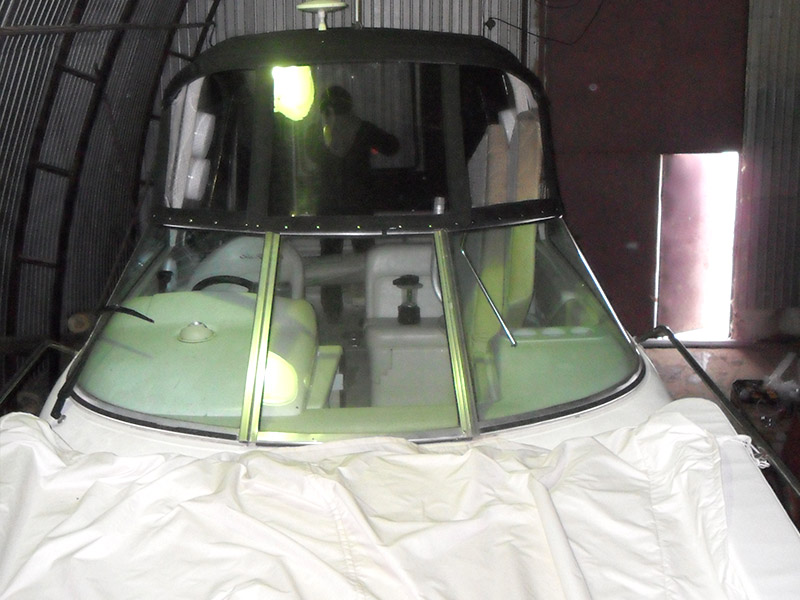 Пошив ходового тента черного цвета на катер Sea Ray 275